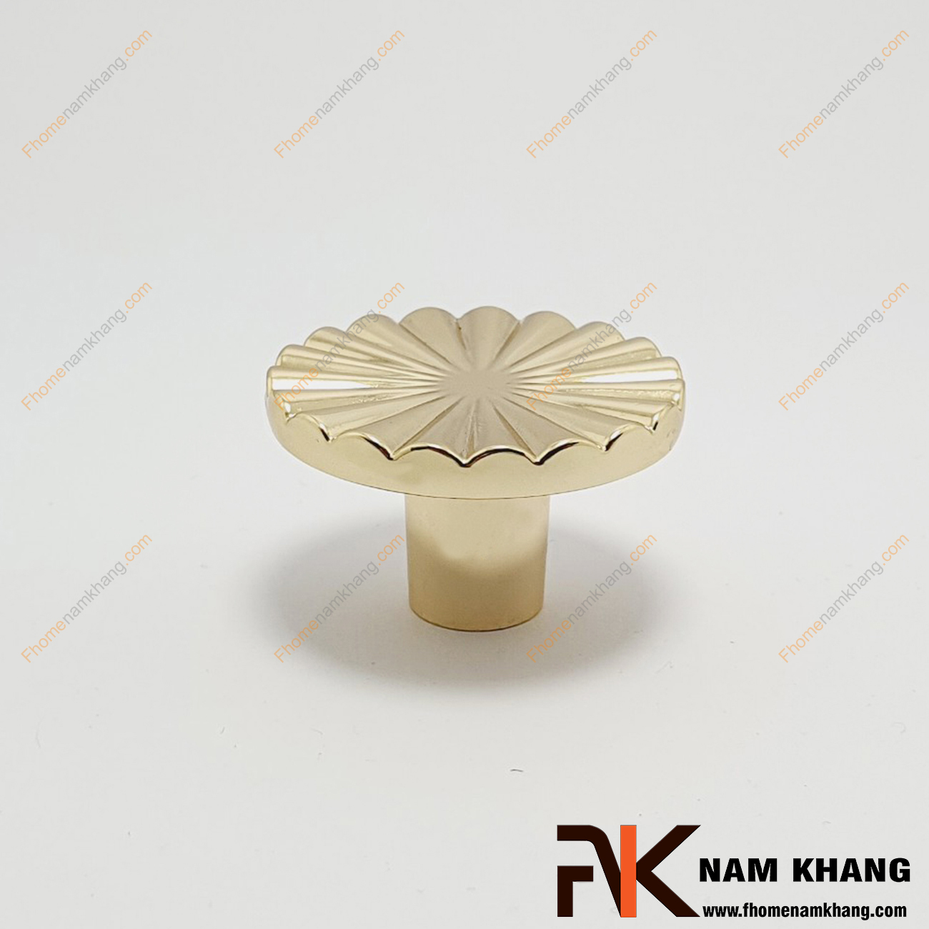 Núm cửa tủ dạng tròn hoa văn quạt đồng tâm vàng bóng NK286Q-V, thiết kế rất đặc trưng và mang đậm vẻ sang trọng cao cấp. 