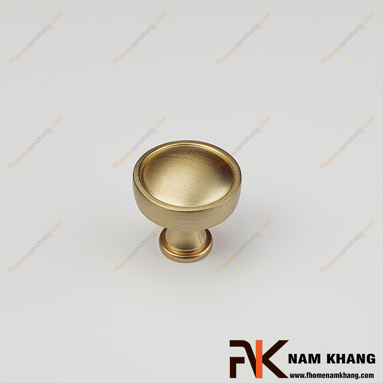 Sản phẩm Núm cửa tủ dạng tròn vàng xước NK267L-HV phong cách đơn giản, tinh tế và rất cao cấp, có thể sử dụng trên nhiều phong cách tủ kệ khác nhau.