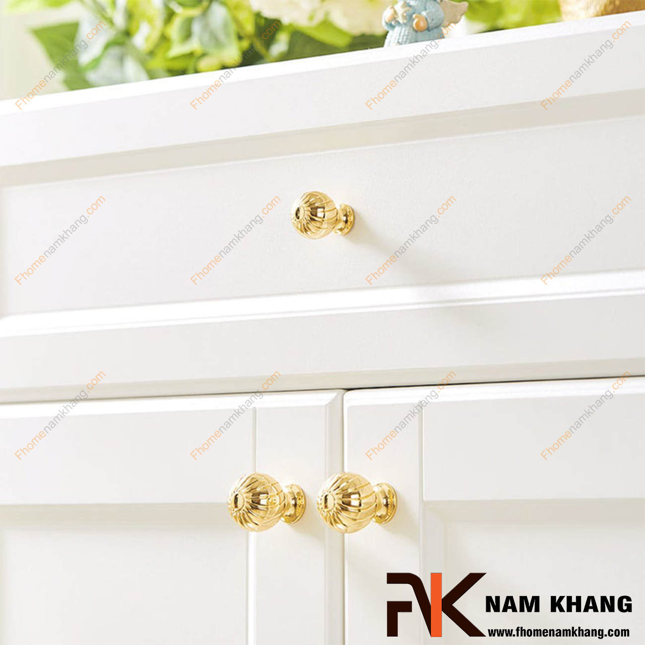 Núm cửa tủ vàng bóng NK441-24K là sản phẩm núm nắm tủ đặc trưng chuyên dùng cho các dòng tủ bếp, ngăn kéo, ngăn bàn, tủ nội thất.