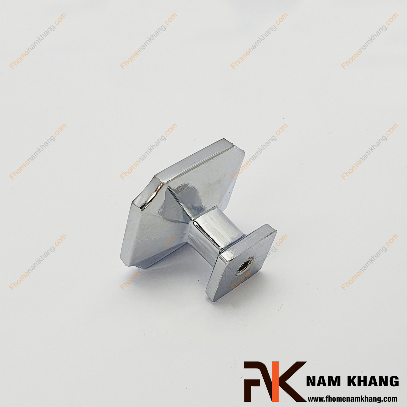 Núm cửa tủ vuông phối da màu đen bạc NK445-BD là dạng phụ kiện tủ phối hợp đặc biệt. Ít khách hàng lại nghĩ đến chất liệu da trong các dạng phụ kiện tủ cứng cáp và góc cạnh