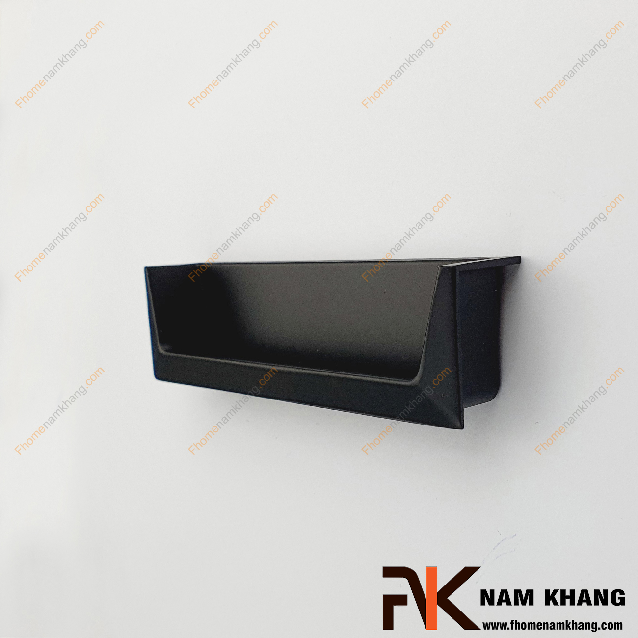 Tay nắm âm tủ dạng thanh màu đen NK410V-D , một mẫu tay nắm cửa tủ, cửa chính rất độc đáo. Được thiết kế với khuôn dạng thanh mảnh vuông góc và lắp đặt âm vào bên trong cánh cửa, điều này tăng khả năng ghép nối bền chặt hơn.