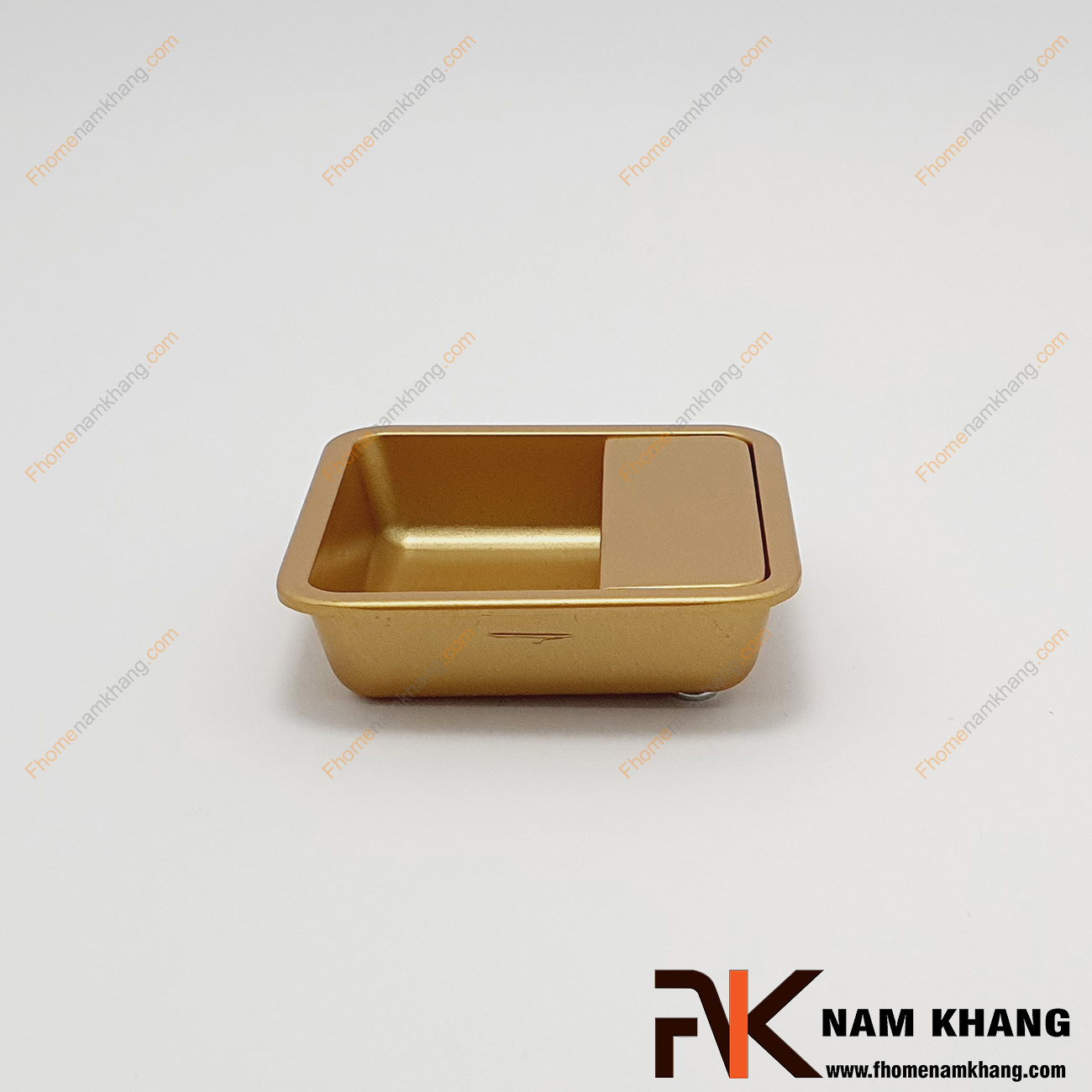 Tay nắm âm tủ màu vàng NK462V-V là loại tay nắm chuyên dùng cho các loại tủ đặt ở những nơi có không gian hạn chế hoặc dùng để nâng cao tính thẫm mỹ của sản phẩm