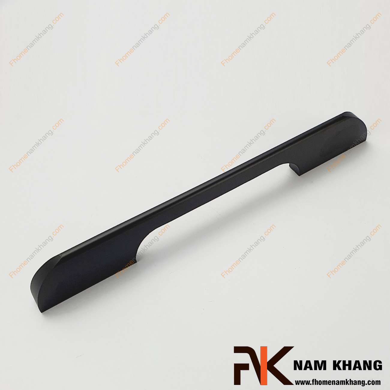 Tay nắm tủ dạng thanh dài đen NK089-D là loại tay nắm chuyên dùng cho các dạng tủ kệ có chiều dài lớn, đặc biệt là các dạng tủ quần áo.