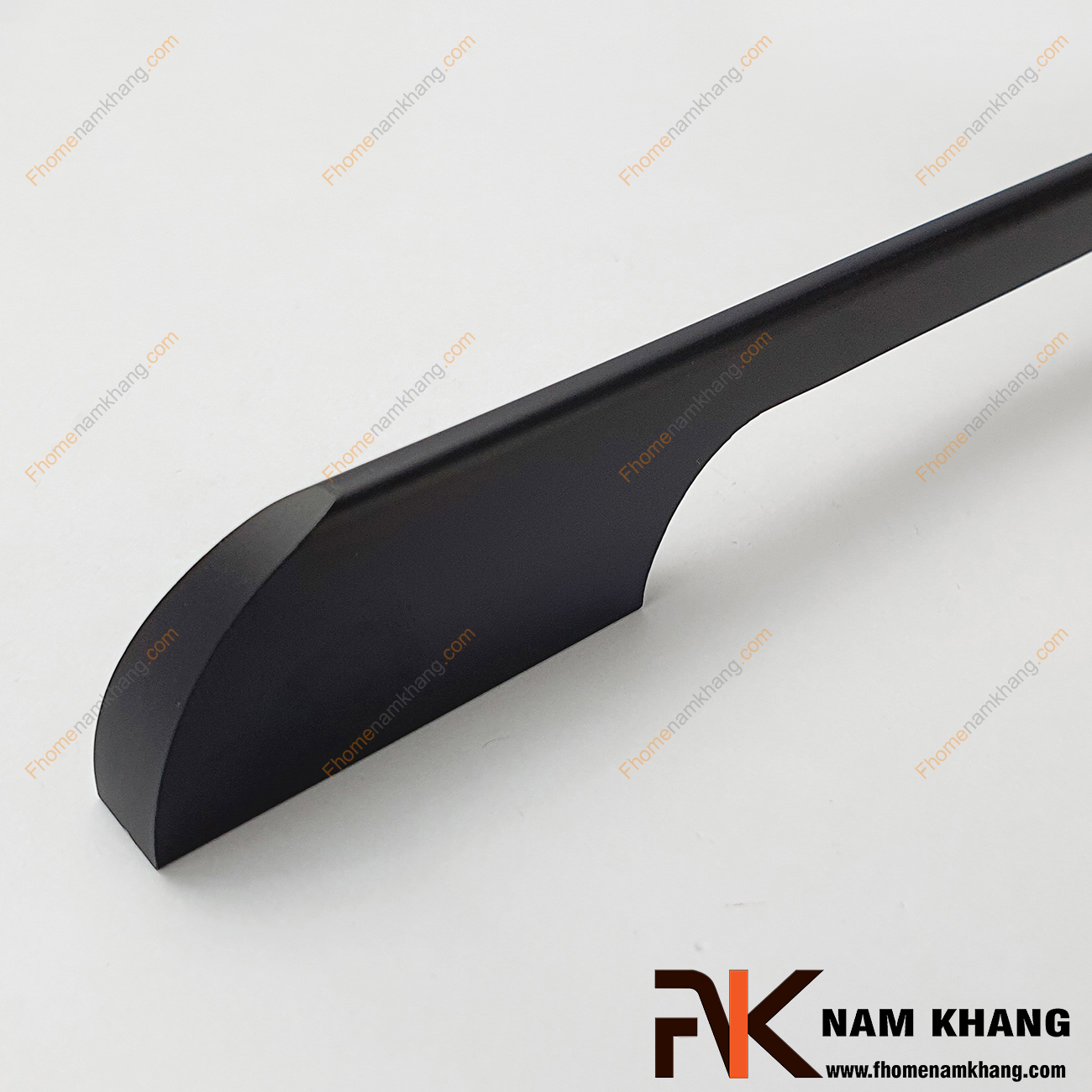 Tay nắm tủ dạng thanh dài đen NK089-D là loại tay nắm chuyên dùng cho các dạng tủ kệ có chiều dài lớn, đặc biệt là các dạng tủ quần áo.