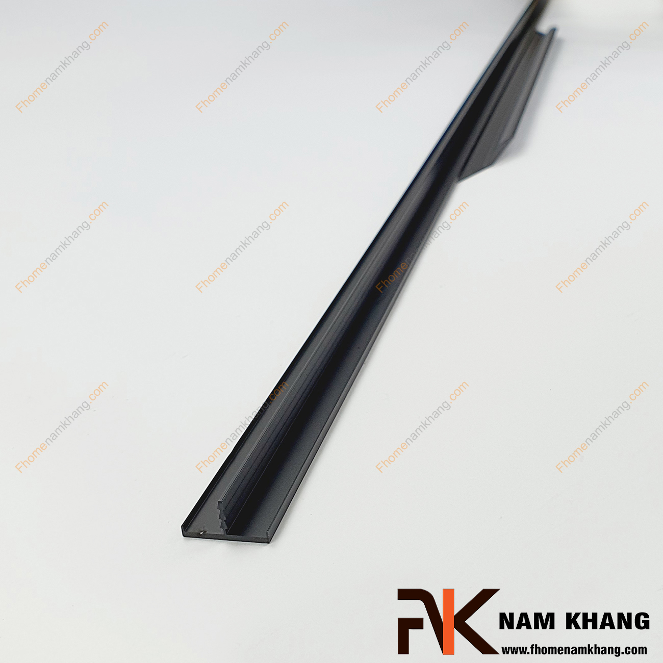 Tay nắm tủ xẻ rãnh dạng thanh dài màu đen NK369L-D là dạng tay nắm tủ xẻ rãnh và bắt vào cạnh của cánh cử