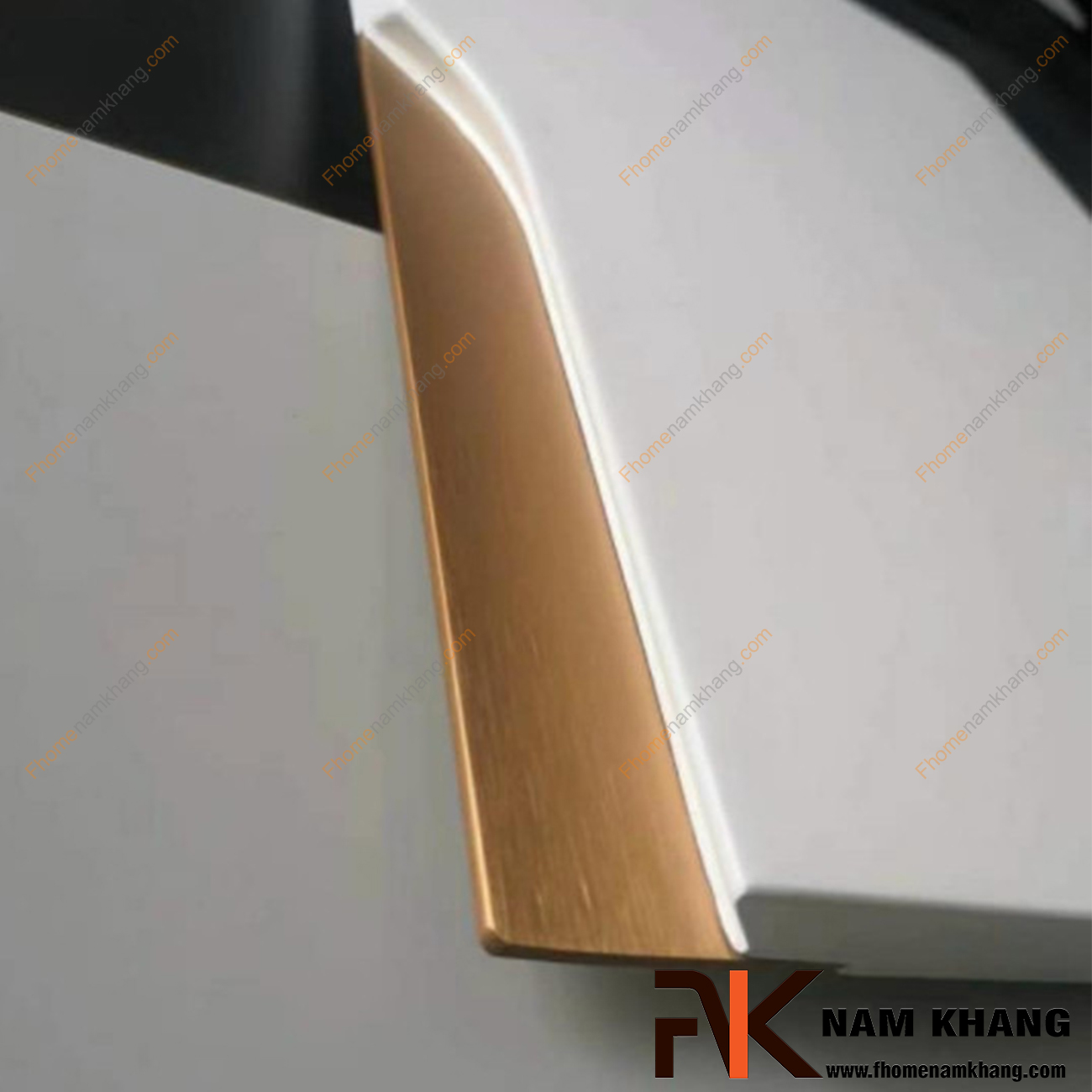 Tay nắm tủ dạng thanh màu vàng NK448-V có lối thiết kế đặc biệt dạng thanh thẳng mỏng dài