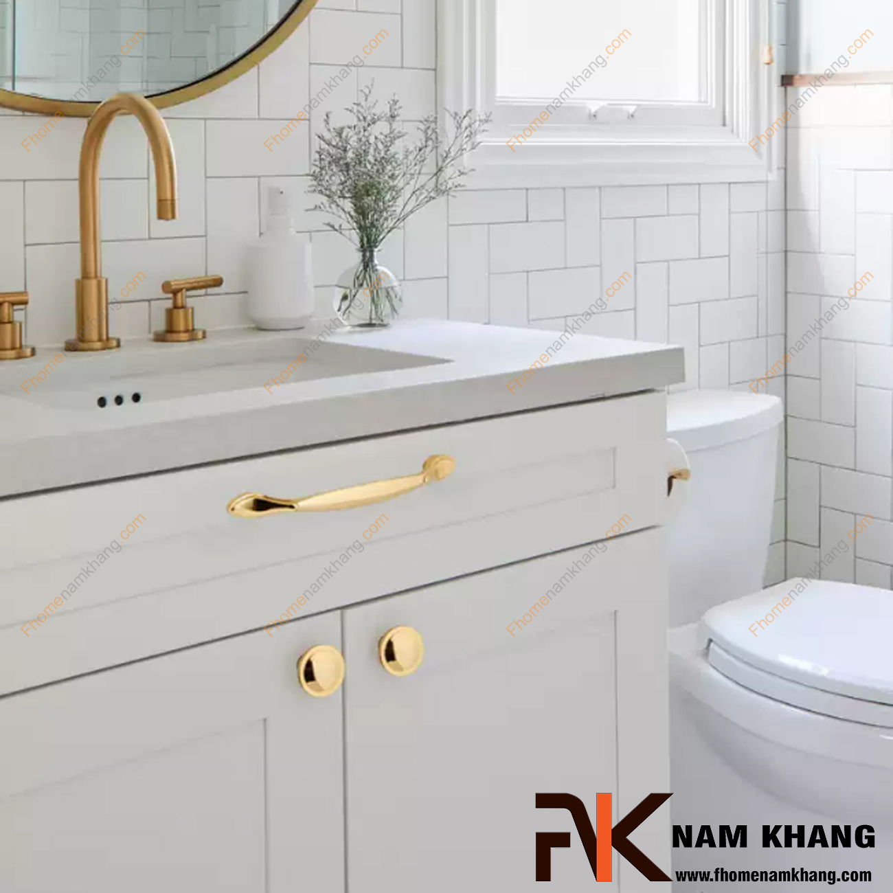 Tay nắm tủ mạ vàng NK459-V có thiết kế thon gọn từ hợp kim chất lượng cao, được gia công hoàn thiện thẩm mỹ cho độ sáng bóng ánh kim
