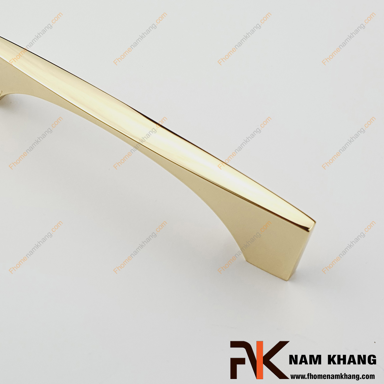 Thiết kế sản phẩm Tay nắm tủ màu vàng bóng NK290L-V có thiết kế đơn giản với phần thân đặc dạng tròn và phần đế dẹp ở hai đầu của tay nắm