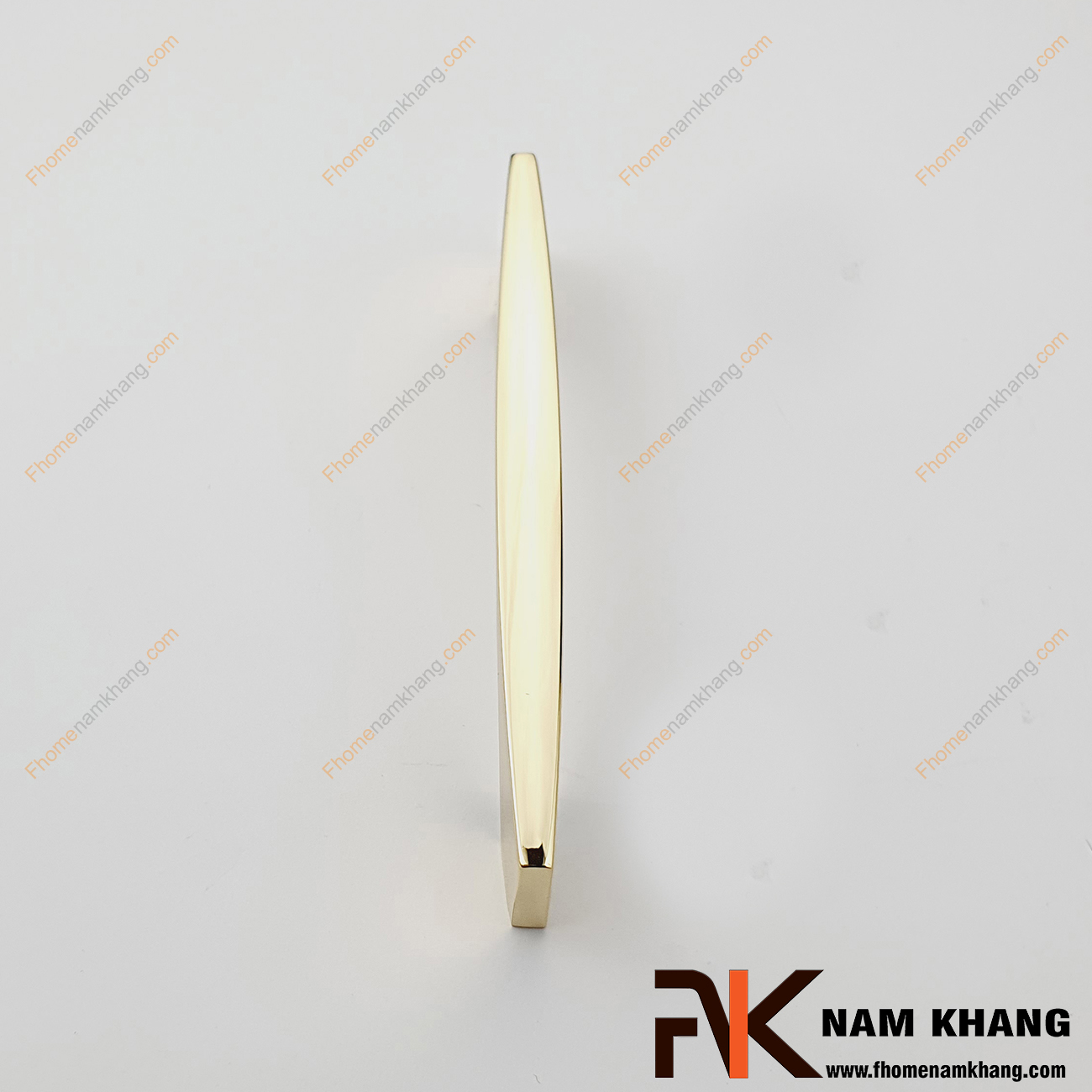 Thiết kế sản phẩm Tay nắm tủ màu vàng bóng NK290L-V có thiết kế đơn giản với phần thân đặc dạng tròn và phần đế dẹp ở hai đầu của tay nắm