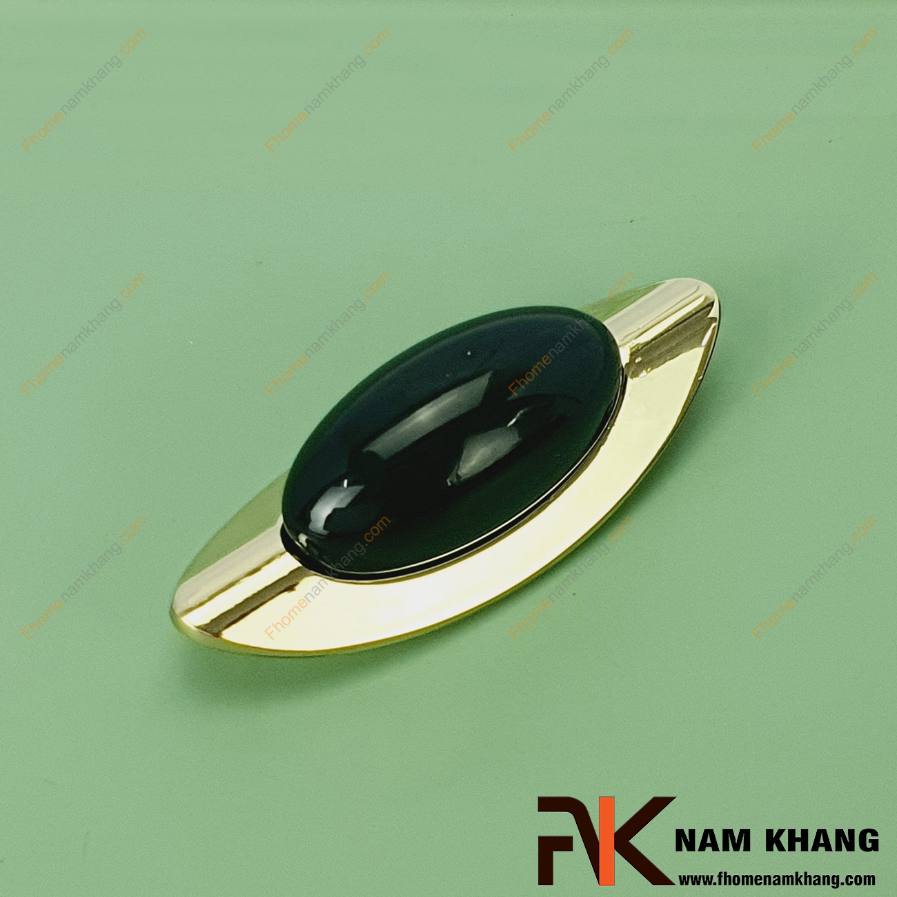 Tay nắm tủ vàng đen NK444-VD - một dạng tay nắm tủ dạng thanh ghép liền từ 2 phần khác nhau cho sự ấn tượng đặc biệt trên một sản phẩm nhỏ gọn.