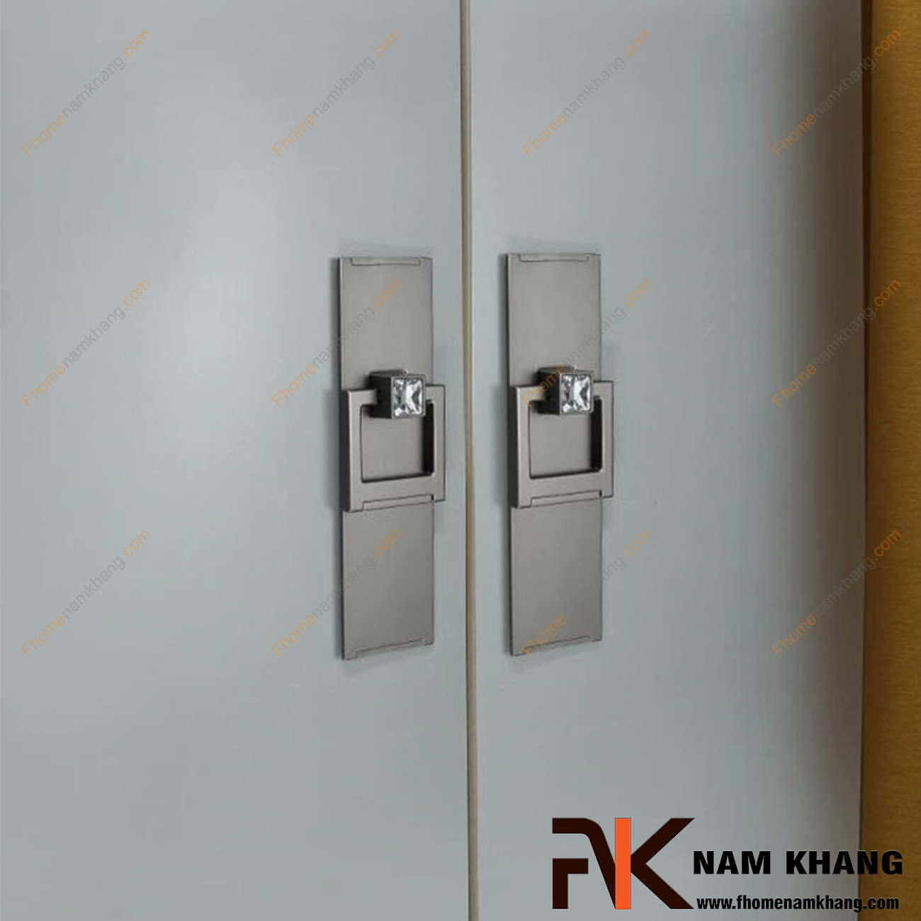 Núm cửa tủ kết hợp đá pha lê NK439-XVD tại FHomeNamKhang rất nhiều khuôn dạng với các dạng pha lê hình dáng đa dạng và cao cấp.