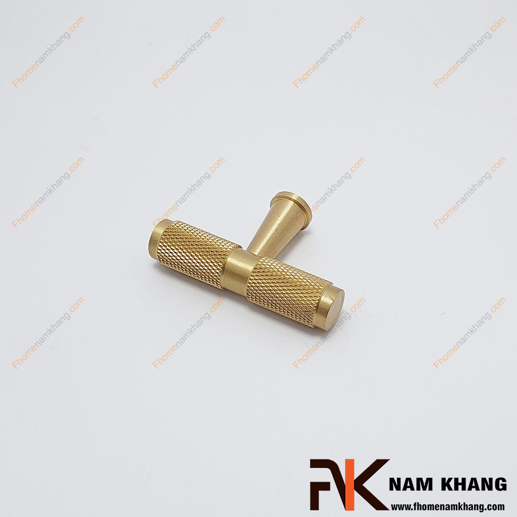 Núm tay nắm tủ bằng đồng dạng chữ T NK207D-DV - được chế tác từ đồng với tông màu vàng mờ sang trọng. Thiết kế thân trụ tròn kết hợp bề mặt knurled