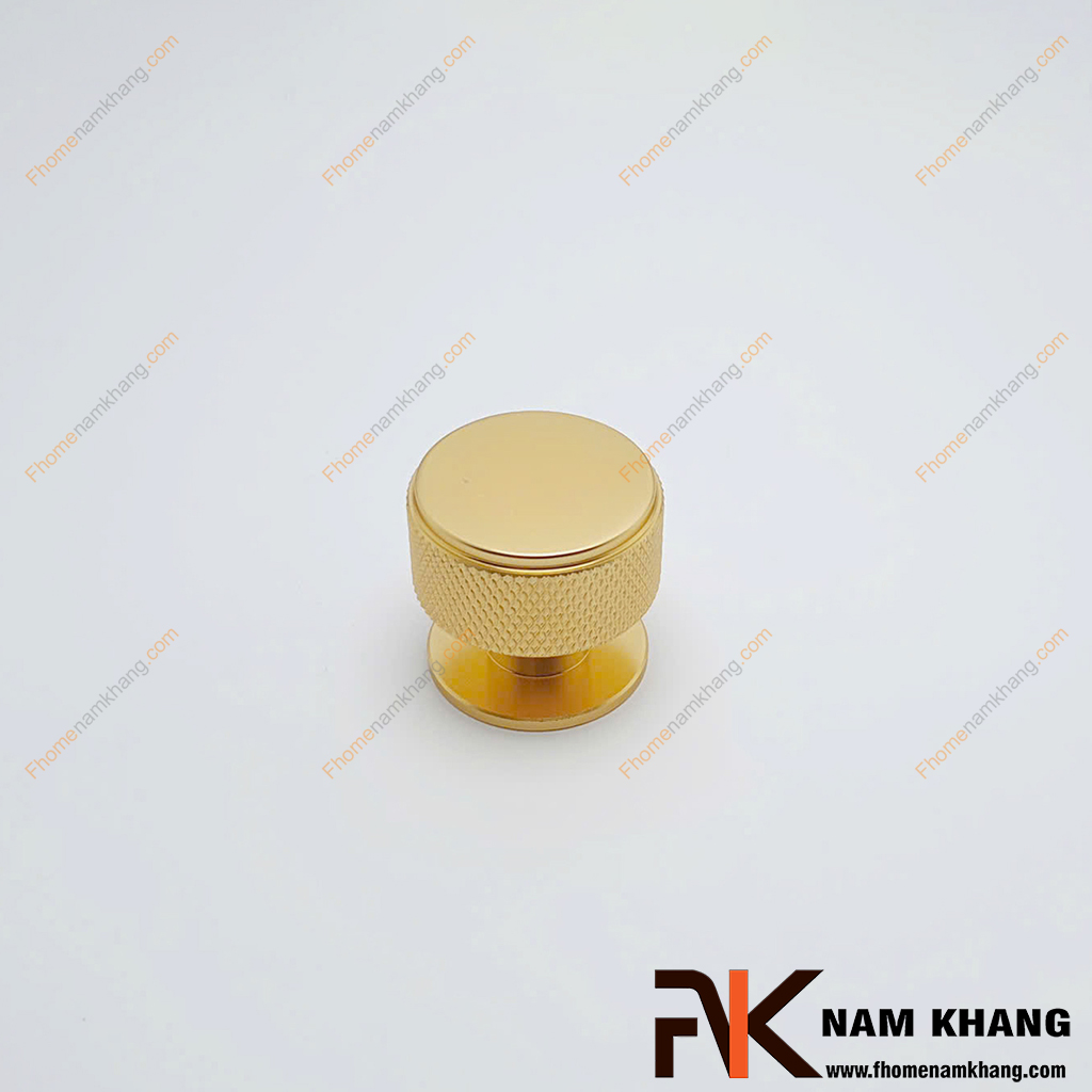 Núm nắm cửa tủ tròn vàng NK207T-VN Tay nắm tủ được thiết kế dạng núm tròn nhỏ gọn với phong cách hiện đại, nổi bật cùng tông màu vàng sang trọng giúp tăng tính thẩm mỹ cho không gian nội thất.