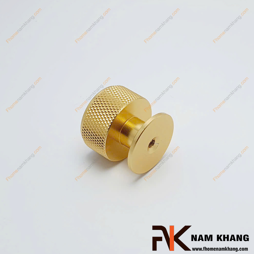 Núm nắm cửa tủ tròn vàng NK207T-VN Tay nắm tủ được thiết kế dạng núm tròn nhỏ gọn với phong cách hiện đại, nổi bật cùng tông màu vàng sang trọng giúp tăng tính thẩm mỹ cho không gian nội thất.