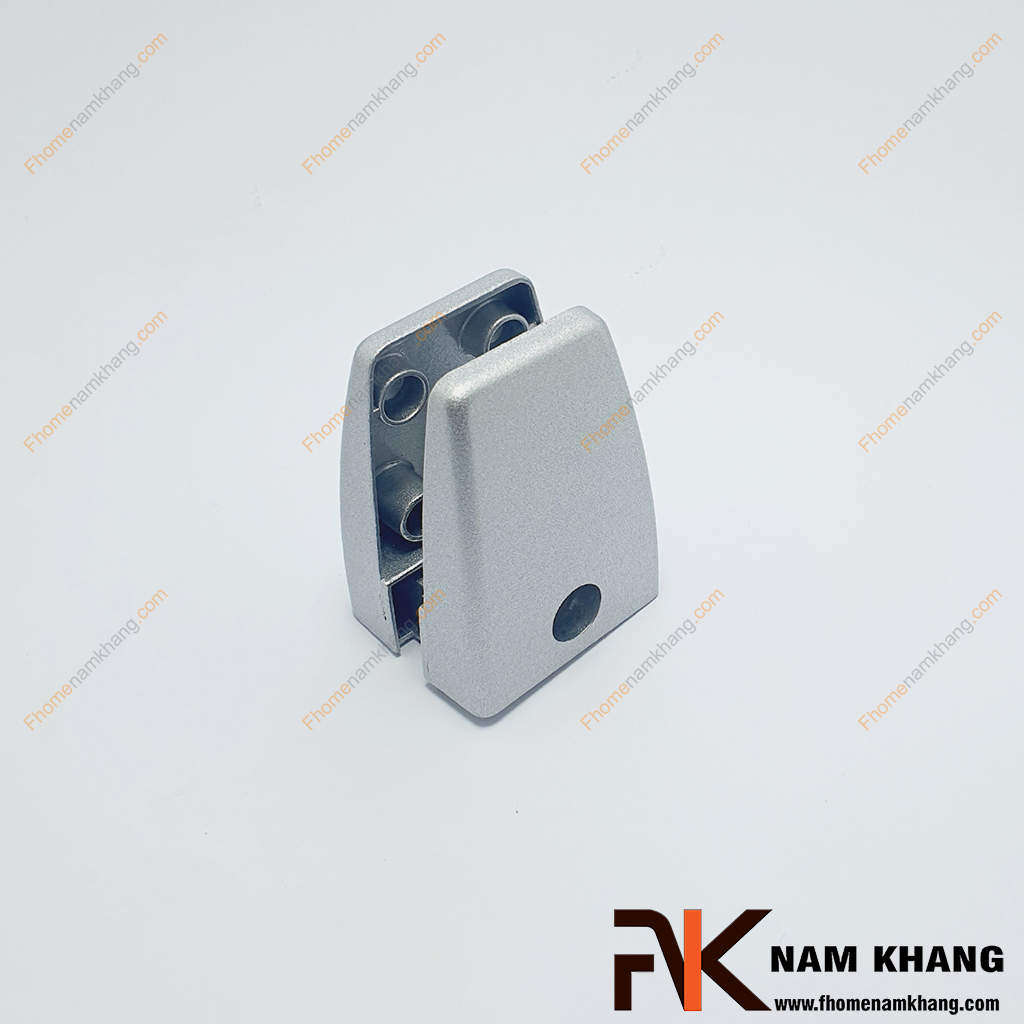 Kẹp kính đứng hợp kim NKK01-C17N - có thiết kế dạng hộp chữ nhật nhỏ gọn, bề mặt màu xám bạc và các góc được bo nhẹ. 