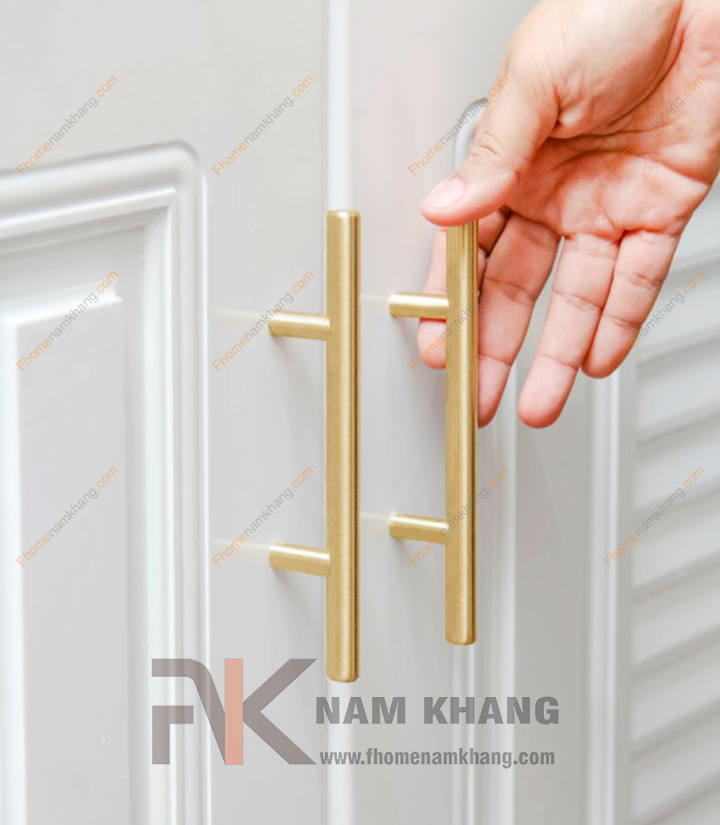 Một điểm đáng chú ý nữa đó chính là việc chọn vị trí của tay nắm tủ. Thông thường theo phương pháp truyền thống, các tay nắm tủ được lắp dọc theo cạnh của cánh cửa tủ với kiểu đối xứng.