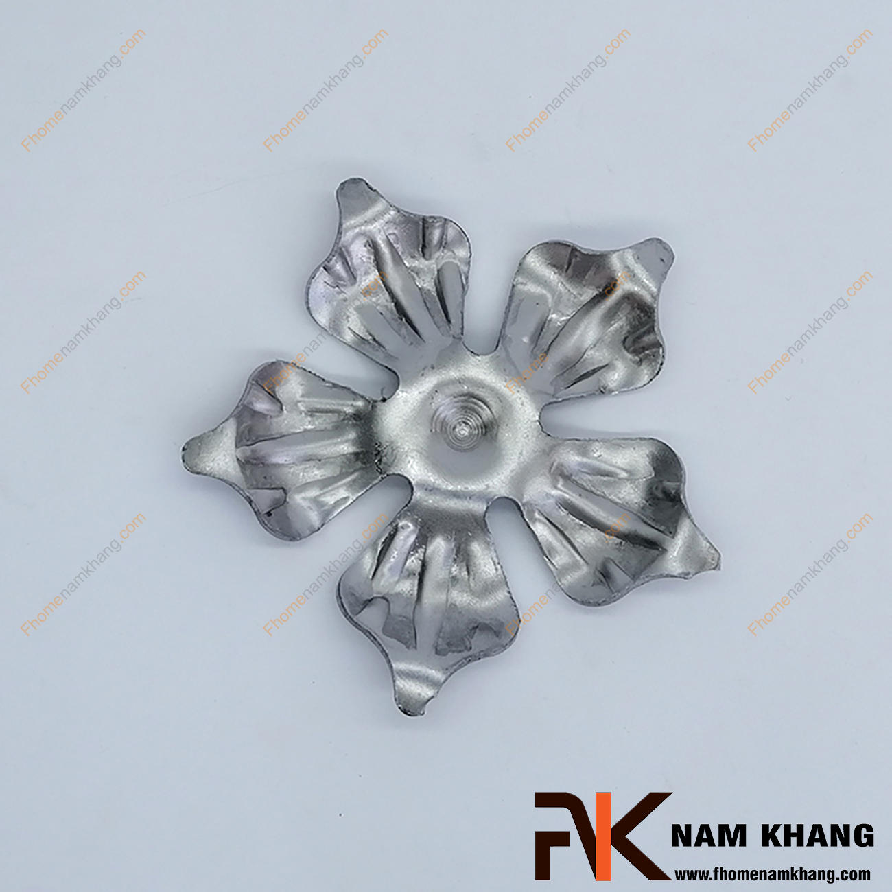 Hoa thép dập hình bông hoa 5 cánh nhọn NKS-04 được sản xuất từ thép tấm có độ dày 1-2mm, có bề mặt láng mịn, hàn gắn dể dàng vào các chi tiết thép khác.