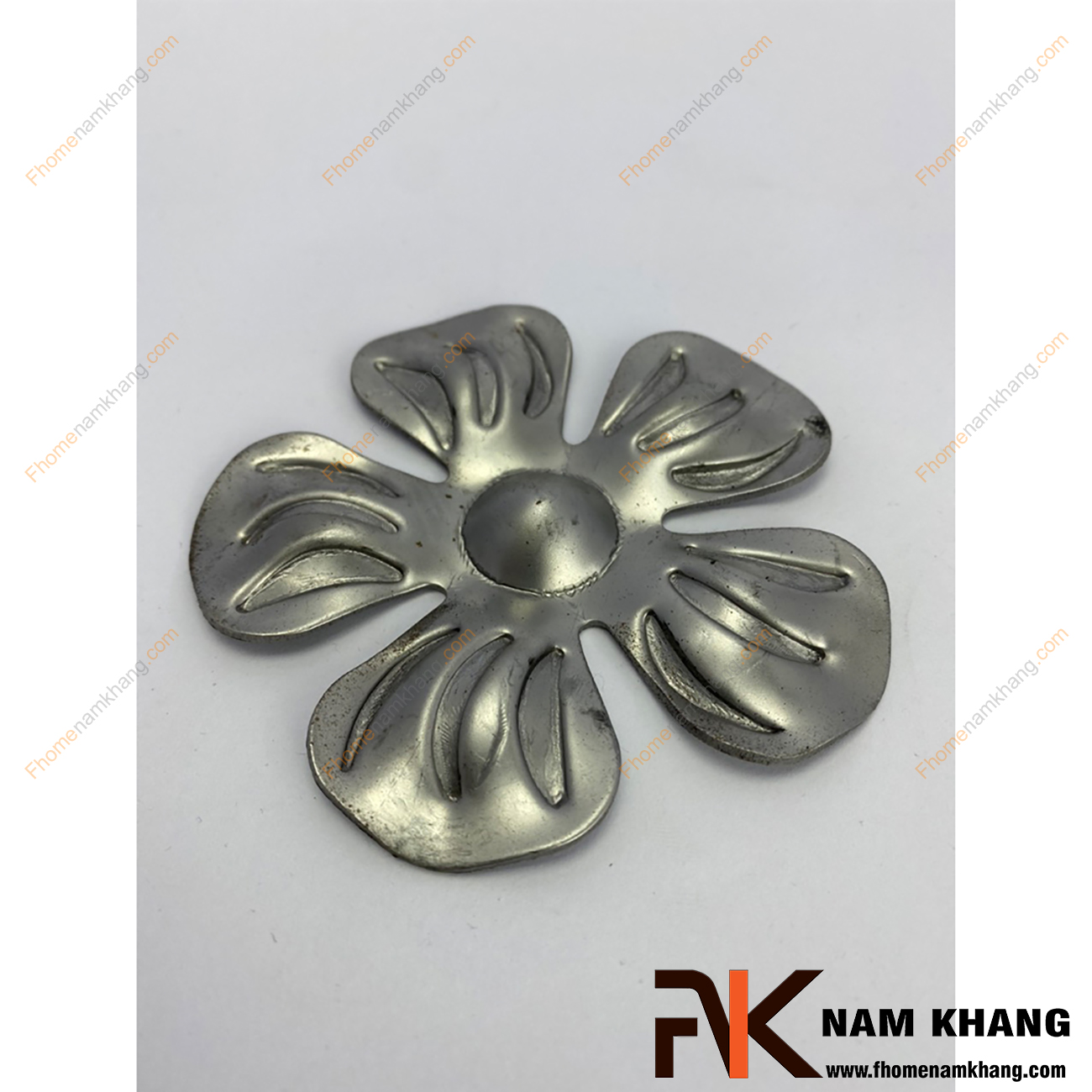 Hoa thép dập hình bông hoa 5 cánh dù NKS-05T được sản xuất từ thép tấm có độ dày 1-2mm, có bề mặt láng mịn, hàn gắn dể dàng vào các chi tiết thép khác.
