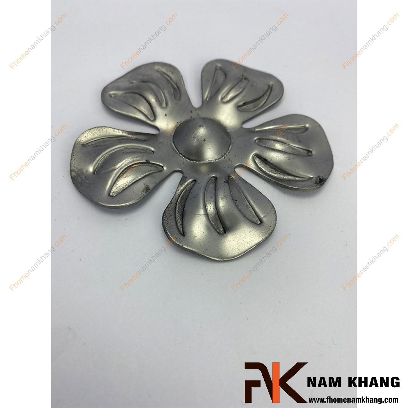 Hoa thép dập hình bông hoa 5 cánh dù NKS-05T được sản xuất từ thép tấm có độ dày 1-2mm, có bề mặt láng mịn, hàn gắn dể dàng vào các chi tiết thép khác.