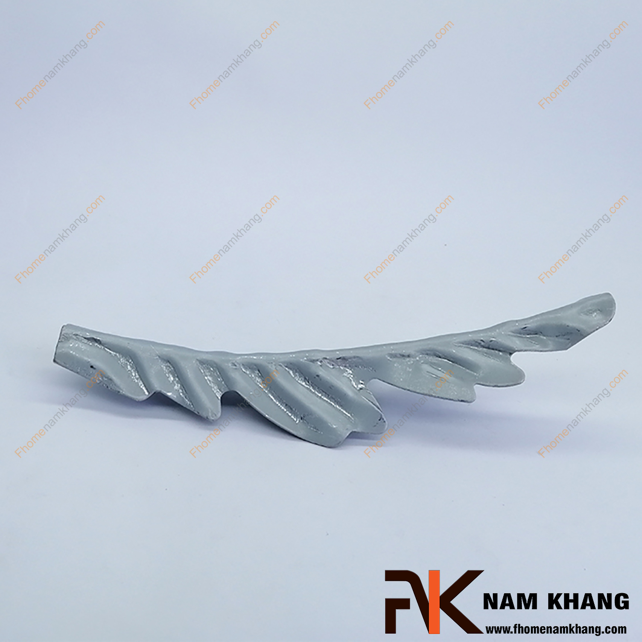 Lá thép dập hình lá dứa NKS-14 được sản xuất từ thép tấm có độ dày 1-2mm, có bề mặt láng mịn, hàn gắn dể dàng vào các chi tiết thép khác.