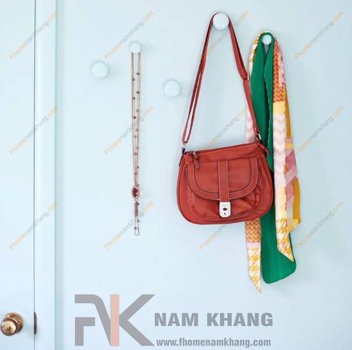 Núm nắm tủ là một sản phẩm phụ kiện tủ được sử dụng rất nhiều trong ngành công nghiệp nội thất. Các sản phẩm núm nắm tủ từ bình dân đến cao cấp có hàng ngàn mẫu mã với kích thước và kiểu dáng khác nhau, nhưng đều phục vụ mục đích chính là giúp cảm giác cầm nắm các cánh cửa tủ trở nên thoải mái hơn và phục vụ việc đóng mở cửa tủ dễ dàng và thuận tiện.
