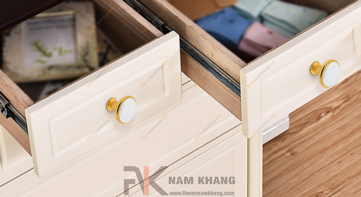 Núm nắm tủ là một sản phẩm phụ kiện tủ được sử dụng rất nhiều trong ngành công nghiệp nội thất. Các sản phẩm núm nắm tủ từ bình dân đến cao cấp có hàng ngàn mẫu mã với kích thước và kiểu dáng khác nhau, nhưng đều phục vụ mục đích chính là giúp cảm giác cầm nắm các cánh cửa tủ trở nên thoải mái hơn và phục vụ việc đóng mở cửa tủ dễ dàng và thuận tiện.