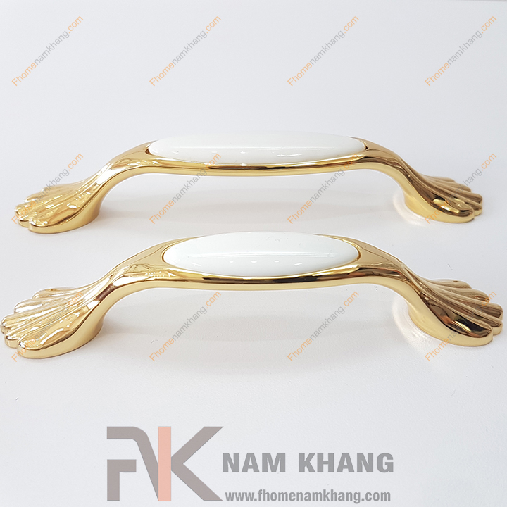 Các sản phẩm tay nắm tủ có thiết kế phối hợp sứ và hợp kim luôn mang một vẻ đẹp rất độc đáo và nổi bật.