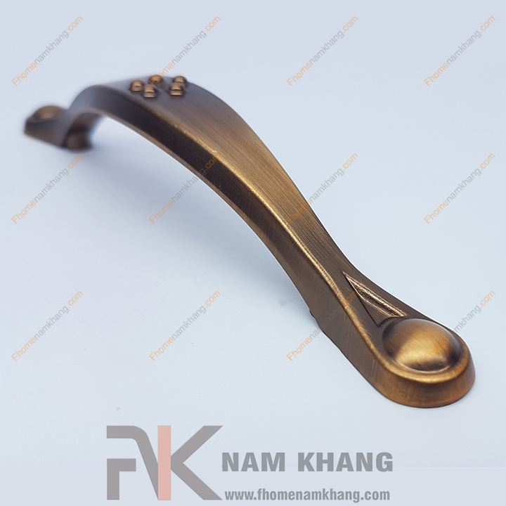 Tay nắm tủ là dạng phụ kiện tủ kệ được sử dụng từ rất lâu đời. Trải qua ngần ấy thời gian của lịch sử, tay nắm tủ ngày càng có sự đa dạng hơn cả về mẫu mã lẫn chất liệu. Các dạng tay nắm tủ mang phong cách hiện đại ngày càng được thiết kế nhiều hơn và được ưa chuộng hơn trong nền công nghiệp nội thất.