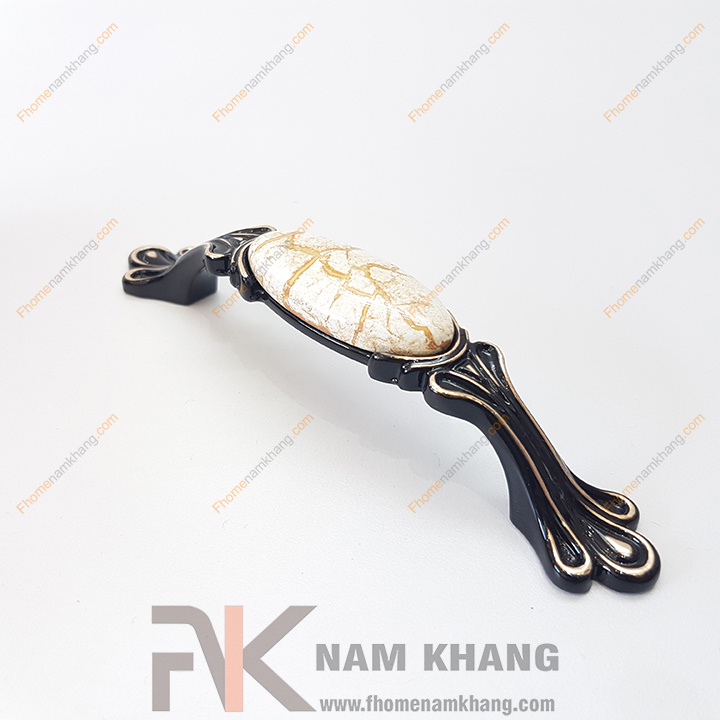 Tay nắm tủ là dạng phụ kiện tủ kệ được sử dụng từ rất lâu đời. Trải qua ngần ấy thời gian của lịch sử, tay nắm tủ ngày càng có sự đa dạng hơn cả về mẫu mã lẫn chất liệu. Các dạng tay nắm tủ mang phong cách hiện đại ngày càng được thiết kế nhiều hơn và được ưa chuộng hơn trong nền công nghiệp nội thất.