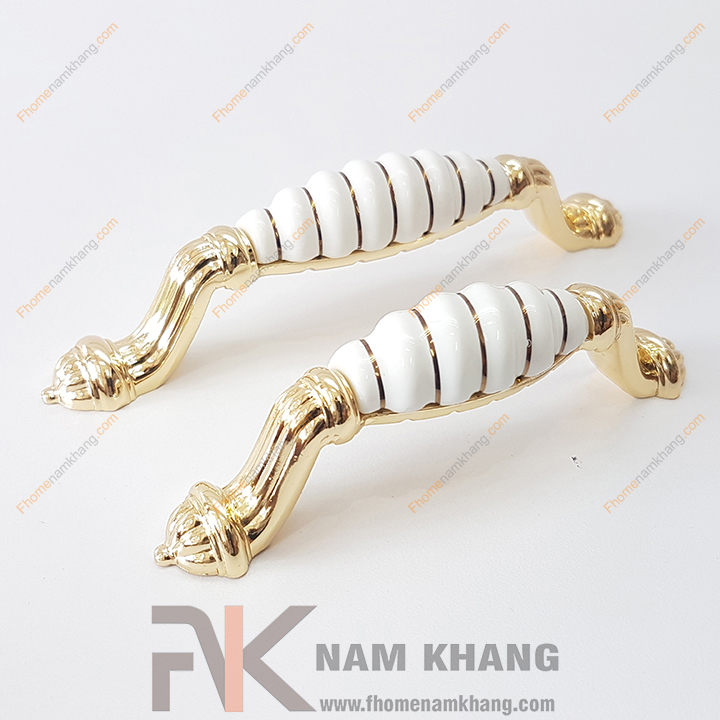Các sản phẩm tay nắm tủ có thiết kế phối hợp sứ và hợp kim luôn mang một vẻ đẹp rất độc đáo và nổi bật.