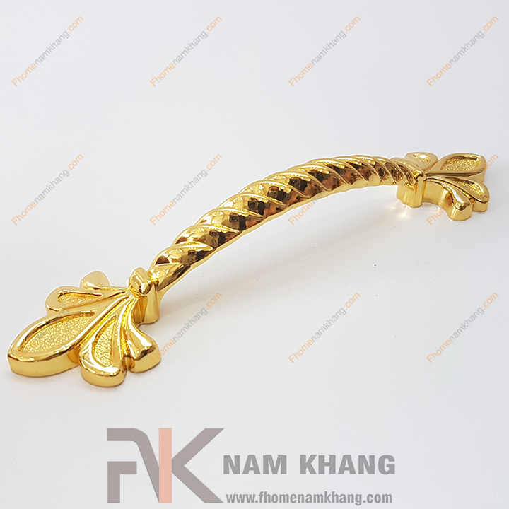 Tay nắm tủ là dạng phụ kiện tủ kệ được sử dụng từ rất lâu đời. Trải qua ngần ấy thời gian của lịch sử, tay nắm tủ ngày càng có sự đa dạng hơn cả về mẫu mã lẫn chất liệu. Các dạng tay nắm tủ mang phong cách hiện đại ngày càng được thiết kế nhiều hơn và được ưa chuộng hơn trong nền công nghiệp nội thất.