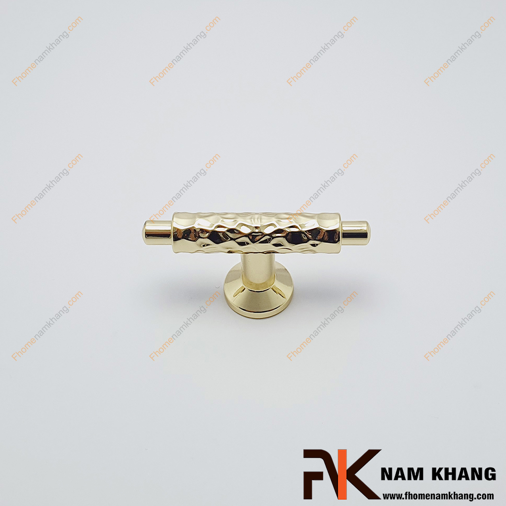 Núm nắm tủ chữ T vàng bóng NK225ST-VB - Núm nắm cửa tủ được thiết kế theo phong cách hiện đại với thân trụ tròn nhỏ gọn, nổi bật bởi bề mặt tạo vân búa rèn độc đáo, mang đến vẻ đẹp cá tính và khác biệt. 