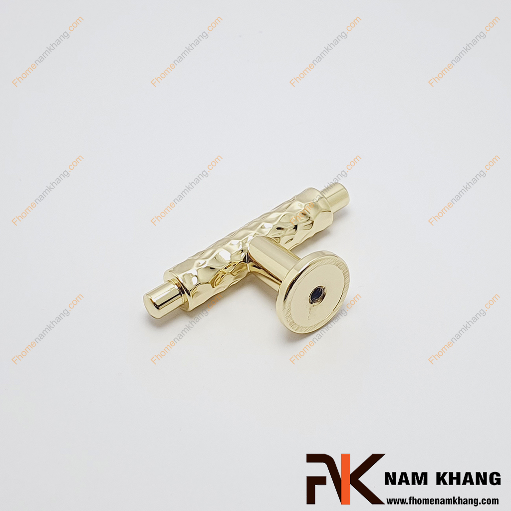 Núm nắm tủ chữ T vàng bóng NK225ST-VB - Núm nắm cửa tủ được thiết kế theo phong cách hiện đại với thân trụ tròn nhỏ gọn, nổi bật bởi bề mặt tạo vân búa rèn độc đáo, mang đến vẻ đẹp cá tính và khác biệt. 