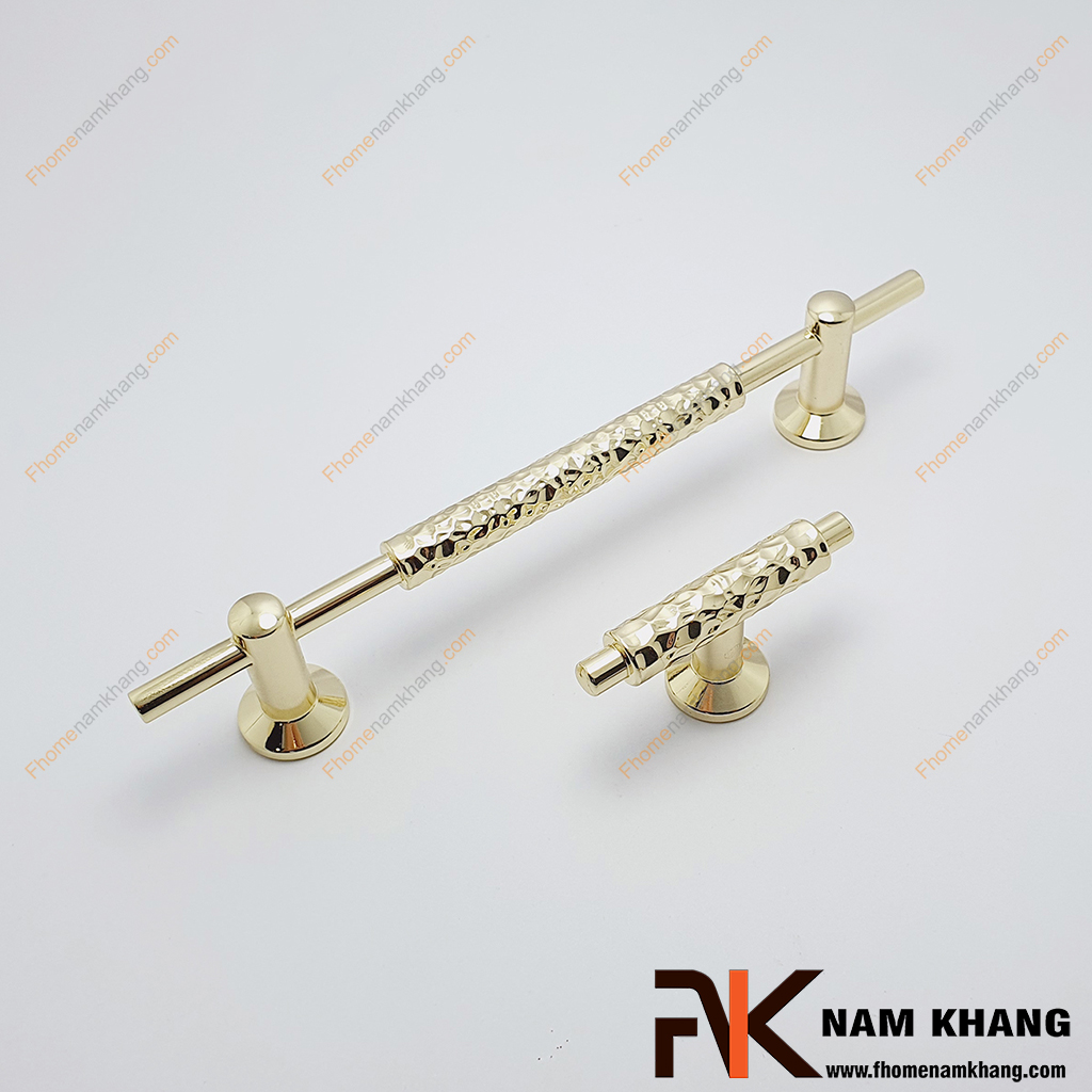 Núm nắm tủ chữ T vàng bóng NK225ST-VB - Núm nắm cửa tủ được thiết kế theo phong cách hiện đại với thân trụ tròn nhỏ gọn, nổi bật bởi bề mặt tạo vân búa rèn độc đáo, mang đến vẻ đẹp cá tính và khác biệt. 