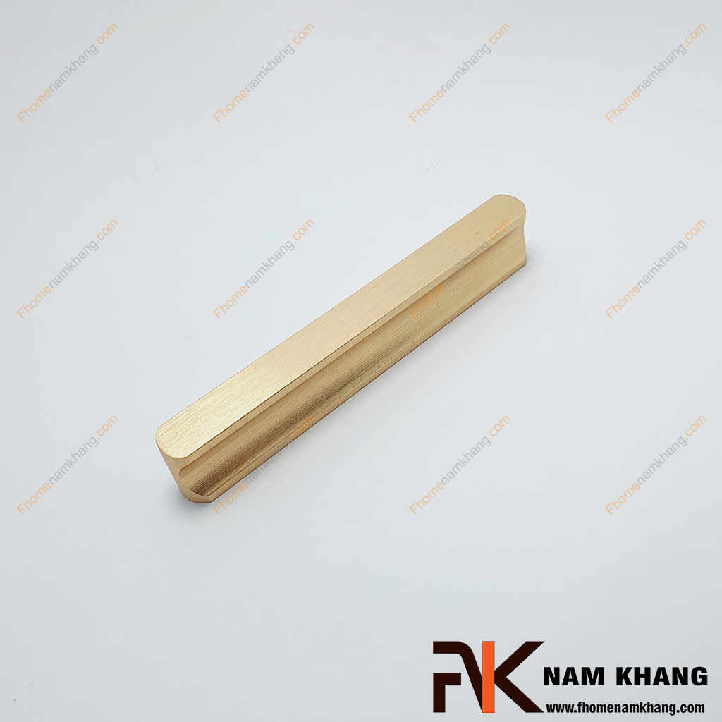 Tay nắm tủ dạng thanh màu vàng xước NK001L-96V  sở hữu thiết kế dạng thanh dài hiện đại, các góc và hai đầu được bo tròn mềm mại, tạo cảm giác thanh thoát và tinh tế.