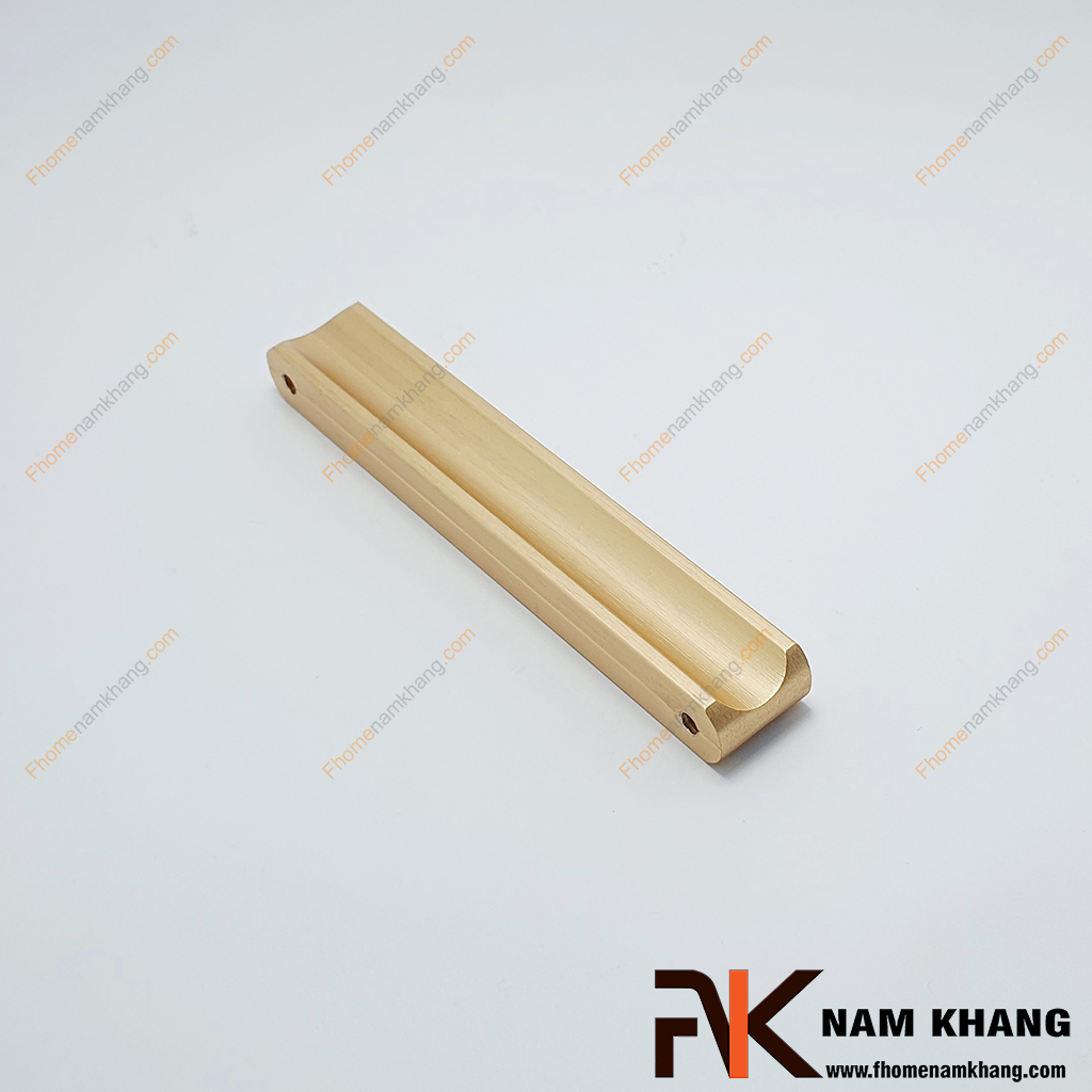 Tay nắm tủ dạng thanh màu vàng xước NK001L-96V  sở hữu thiết kế dạng thanh dài hiện đại, các góc và hai đầu được bo tròn mềm mại, tạo cảm giác thanh thoát và tinh tế.