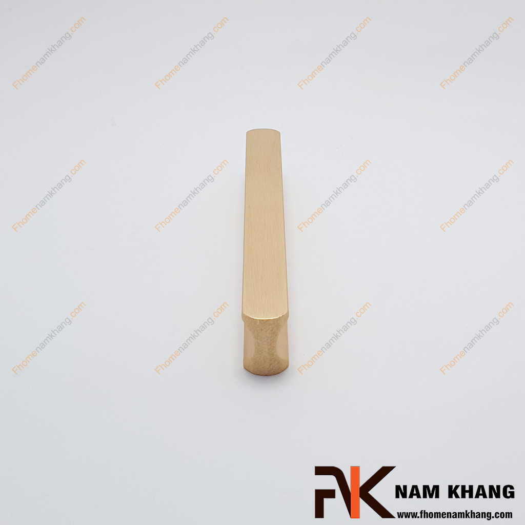 Tay nắm tủ dạng thanh màu vàng xước NK001L-96V  sở hữu thiết kế dạng thanh dài hiện đại, các góc và hai đầu được bo tròn mềm mại, tạo cảm giác thanh thoát và tinh tế.