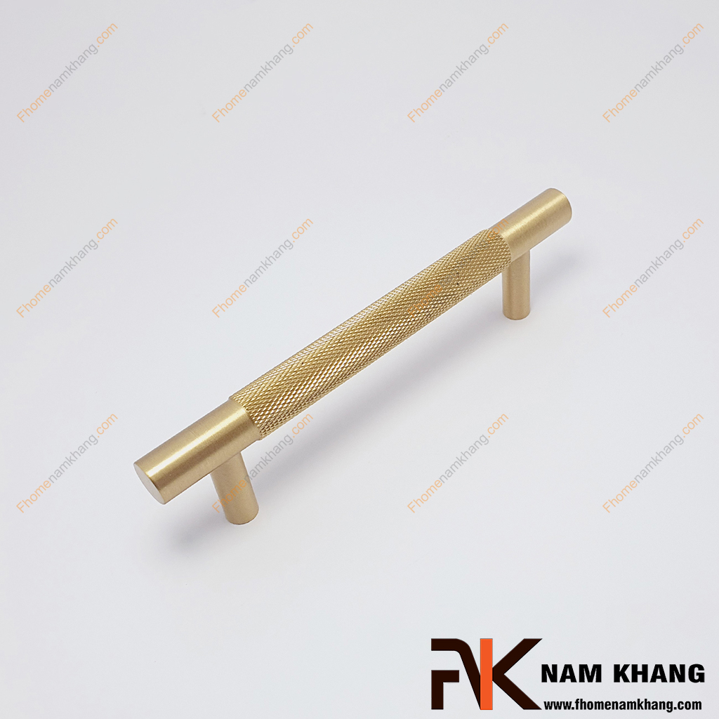 Tay nắm tủ đồng vàng sang trọng NK207D-96DV - Lấy cảm hứng từ phong cách tối giản đương đại, mẫu tay nắm này chinh phục người dùng bằng những đường nét gọn gàng và sự tinh tế trong từng chi tiết gia công