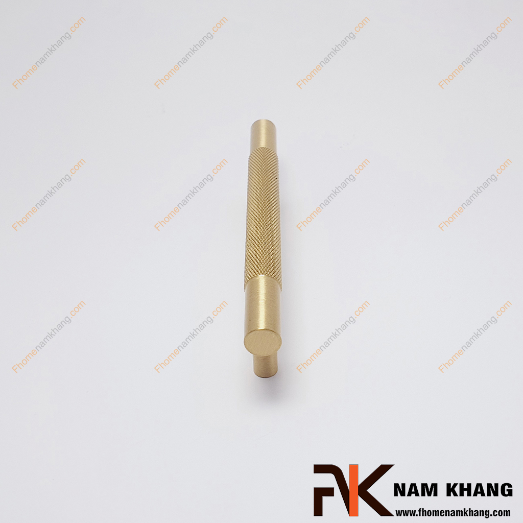 Tay nắm tủ đồng vàng sang trọng NK207D-96DV - Lấy cảm hứng từ phong cách tối giản đương đại, mẫu tay nắm này chinh phục người dùng bằng những đường nét gọn gàng và sự tinh tế trong từng chi tiết gia công