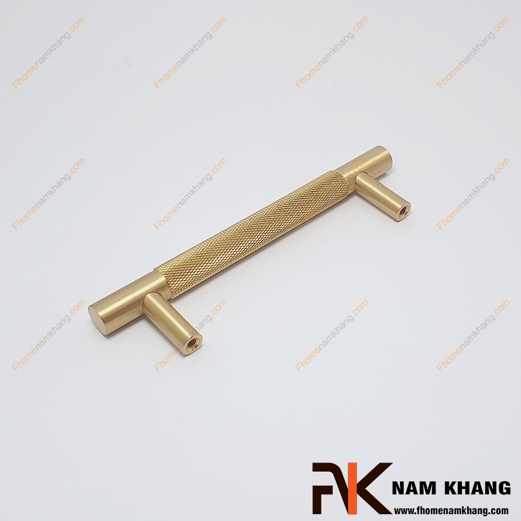 Tay nắm tủ đồng vàng sang trọng NK207D-96DV - Lấy cảm hứng từ phong cách tối giản đương đại, mẫu tay nắm này chinh phục người dùng bằng những đường nét gọn gàng và sự tinh tế trong từng chi tiết gia công