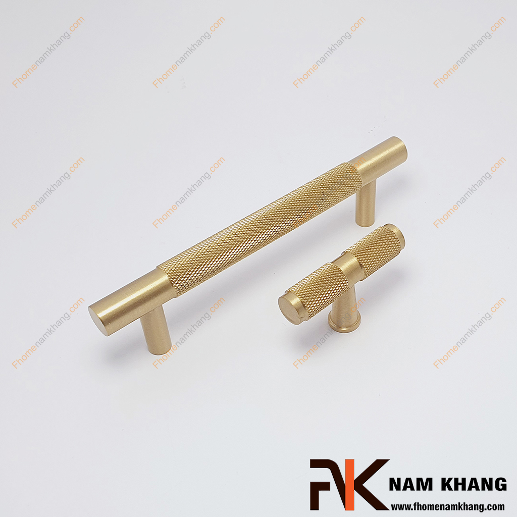 Tay nắm tủ đồng vàng sang trọng NK207D-96DV - Lấy cảm hứng từ phong cách tối giản đương đại, mẫu tay nắm này chinh phục người dùng bằng những đường nét gọn gàng và sự tinh tế trong từng chi tiết gia công
