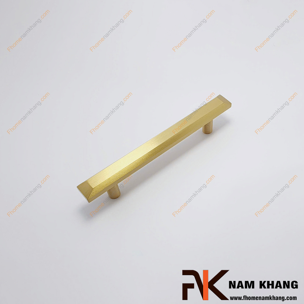 Tay nắm đồng cao cấp NK354D-DVM - Tay nắm tủ với thiết kế thanh vuông hiện đại sở hữu kiểu dáng thanh dài, đường nét thẳng khỏe khoắn cùng hai đầu vát góc tinh tế.