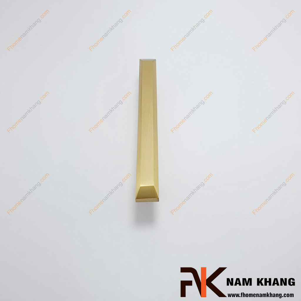 Tay nắm đồng cao cấp NK354D-DVM - Tay nắm tủ với thiết kế thanh vuông hiện đại sở hữu kiểu dáng thanh dài, đường nét thẳng khỏe khoắn cùng hai đầu vát góc tinh tế.