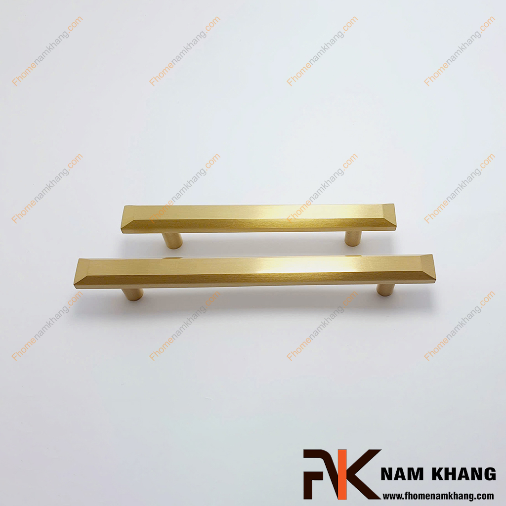 Tay nắm đồng cao cấp NK354D-DVM - Tay nắm tủ với thiết kế thanh vuông hiện đại sở hữu kiểu dáng thanh dài, đường nét thẳng khỏe khoắn cùng hai đầu vát góc tinh tế.