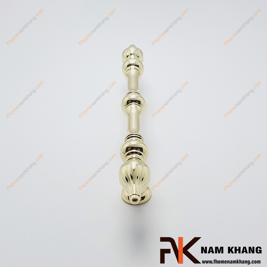 Tay cầm cửa tủ đối xứng vàng bóng NK414S-96VB - Tay nắm cửa tủ sở hữu thiết kế đối xứng với những đường tiện nổi tinh xảo, tạo nên vẻ đẹp sang trọng và đậm chất cổ điển. 