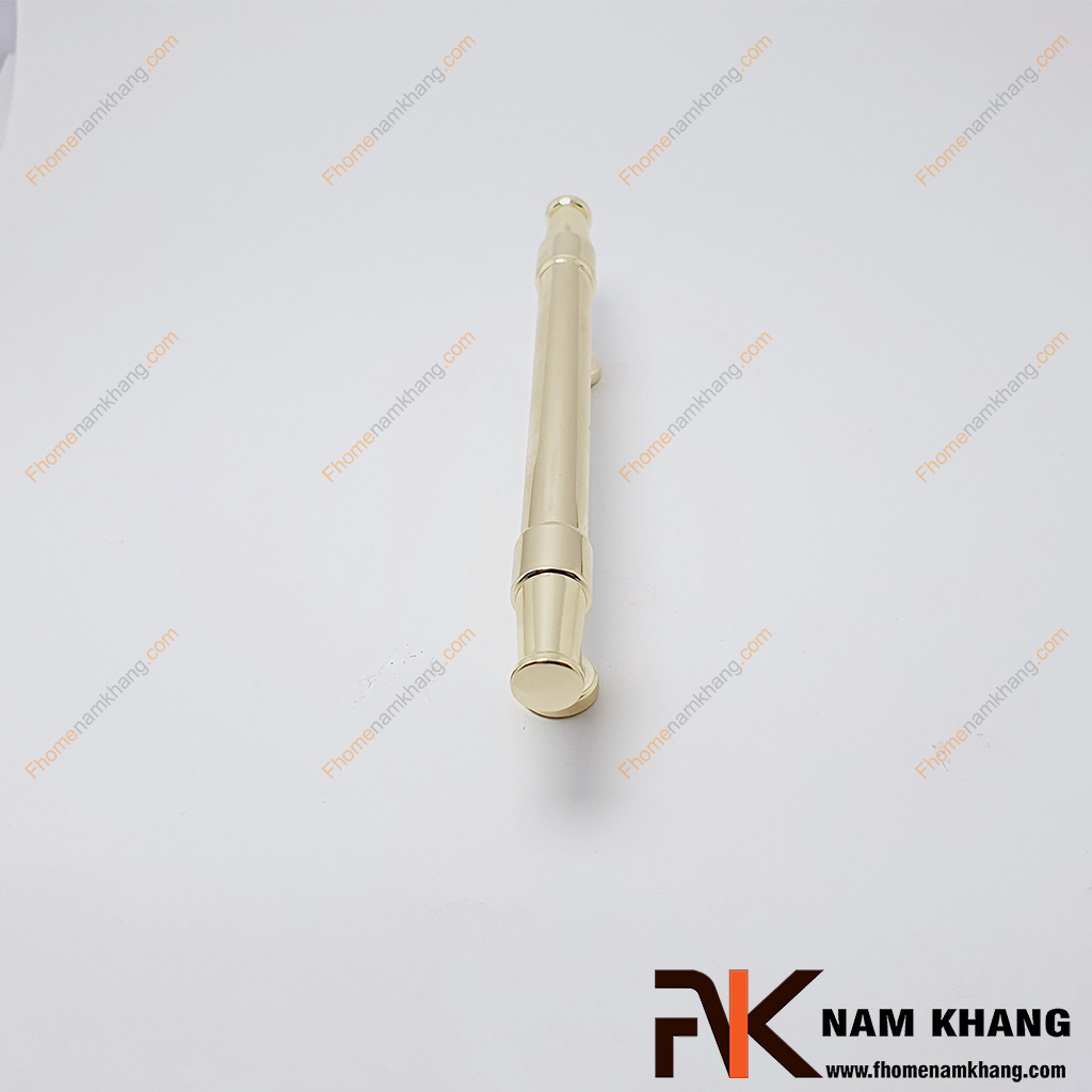 Tay nắm tủ vàng bóng dạng trơn NK276T-96VB - Tay nắm tủ hợp kim màu vàng bóng sở hữu thiết kế thanh tròn thanh lịch, kết hợp hai đầu bo thuôn mềm mại tạo nên tổng thể cân đối và sang trọng.