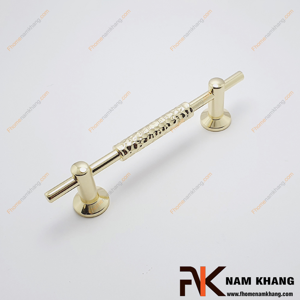Tay mở cửa tủ vàng bóng NK225ST-96VB - Mẫu tay nắm cửa tủ nổi bật với thiết kế thanh ngang tối giản kết hợp phần tay cầm tạo hiệu ứng búa rèn độc đáo, mang đến vẻ đẹp vừa hiện đại vừa nghệ thuật.