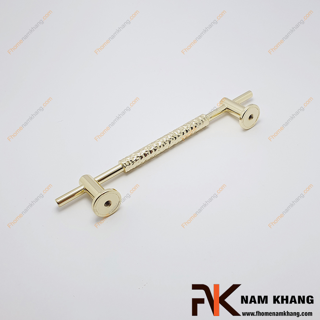 Tay mở cửa tủ vàng bóng NK225ST-96VB - Mẫu tay nắm cửa tủ nổi bật với thiết kế thanh ngang tối giản kết hợp phần tay cầm tạo hiệu ứng búa rèn độc đáo, mang đến vẻ đẹp vừa hiện đại vừa nghệ thuật.