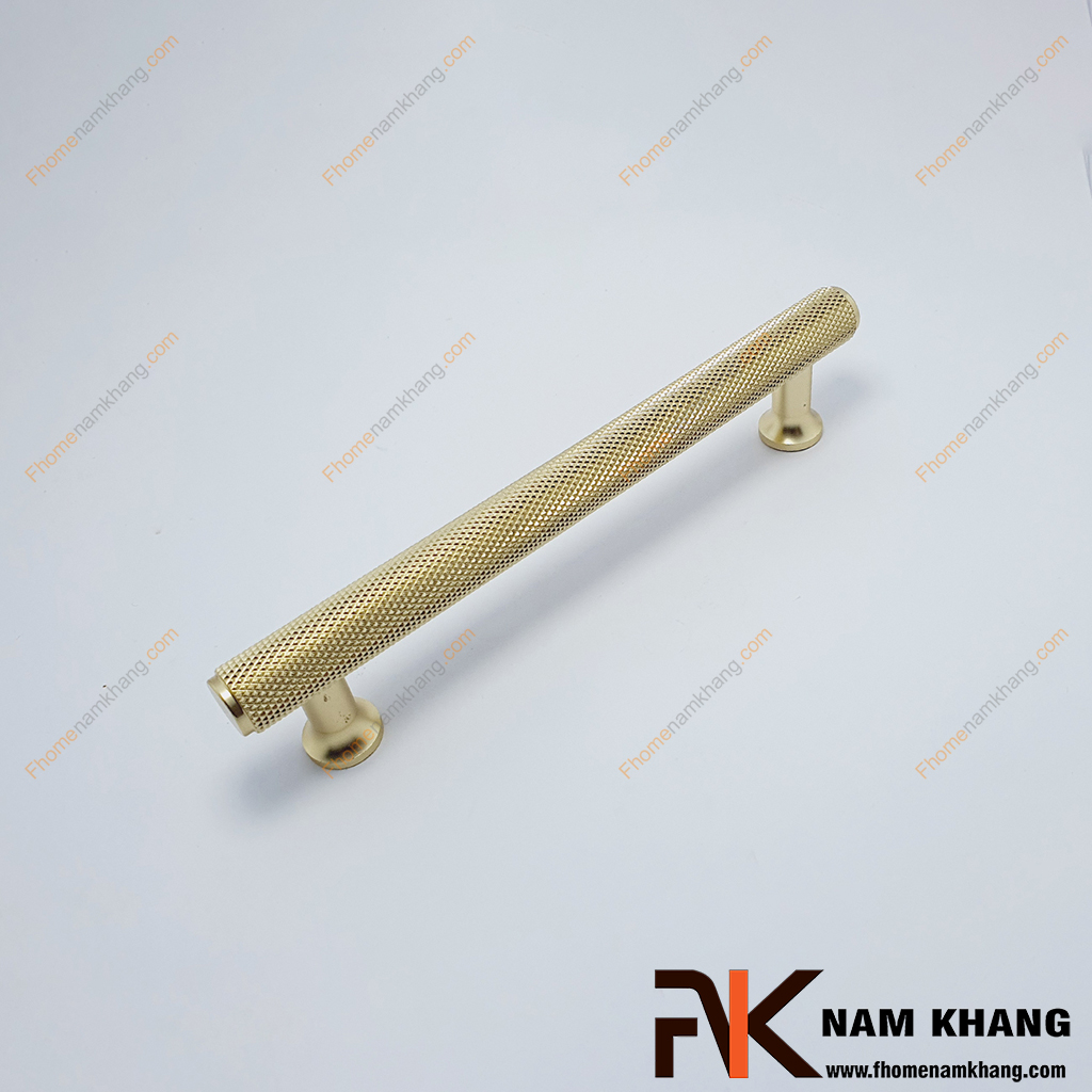 Tay nắm cửa tủ hợp kim NK207S-128VN - Sở hữu thiết kế thanh tròn thanh lịch cùng bề mặt vân kim cương được gia công tỉ mỉ, tay nắm cửa tủ mang đến vẻ đẹp hiện đại và sang trọng cho mọi không gian.