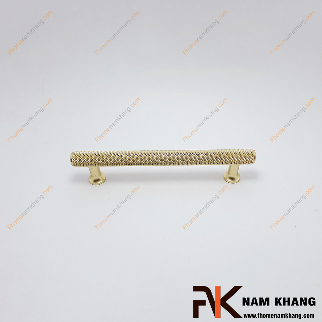 Tay nắm cửa tủ hợp kim NK207S-128VN - Sở hữu thiết kế thanh tròn thanh lịch cùng bề mặt vân kim cương được gia công tỉ mỉ, tay nắm cửa tủ mang đến vẻ đẹp hiện đại và sang trọng cho mọi không gian.